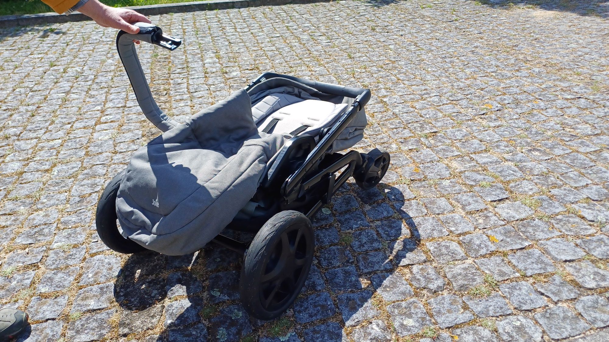 Carrinho Joie Chrome compatível com ovo Cybex (tem adaptadores)