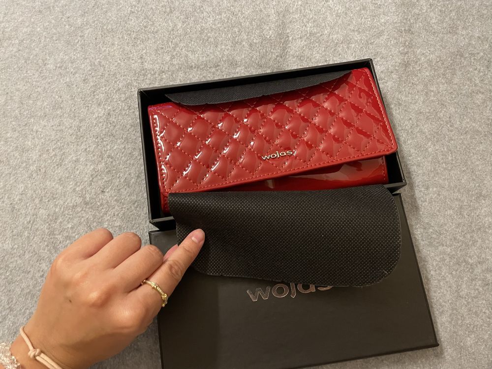 Nowy elegancki czerwony portfel marki Wojas