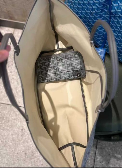 Duża torebka na ramię marki Goyard w szarym kolorze drzewca