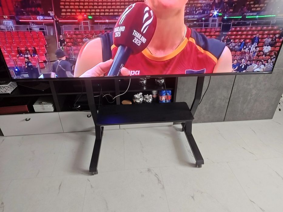 Stojak na telewizor na kolach