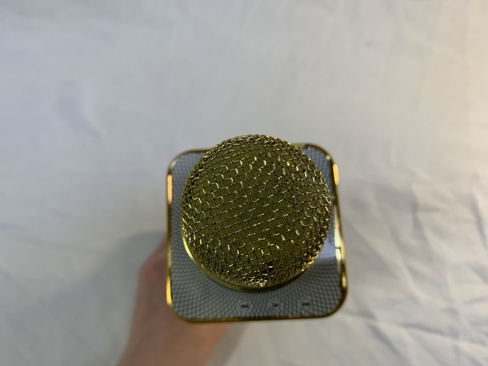 Бездротовий мікрофон караоке Q7 Gold з колонкою в дуже гарному стані!