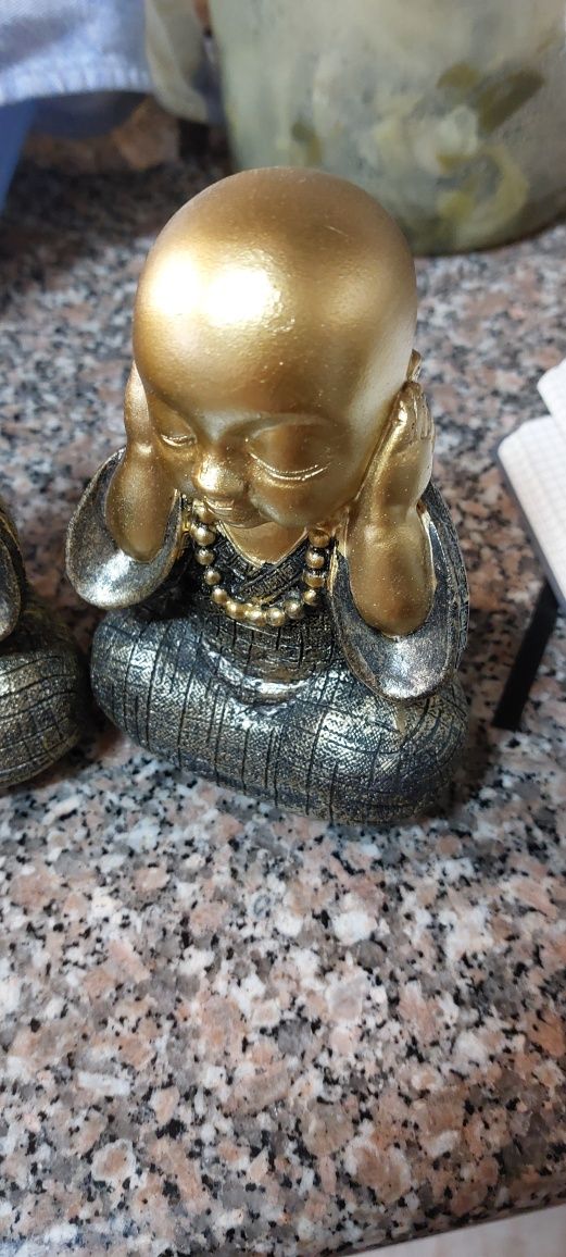Três budas com cerca 10 cm