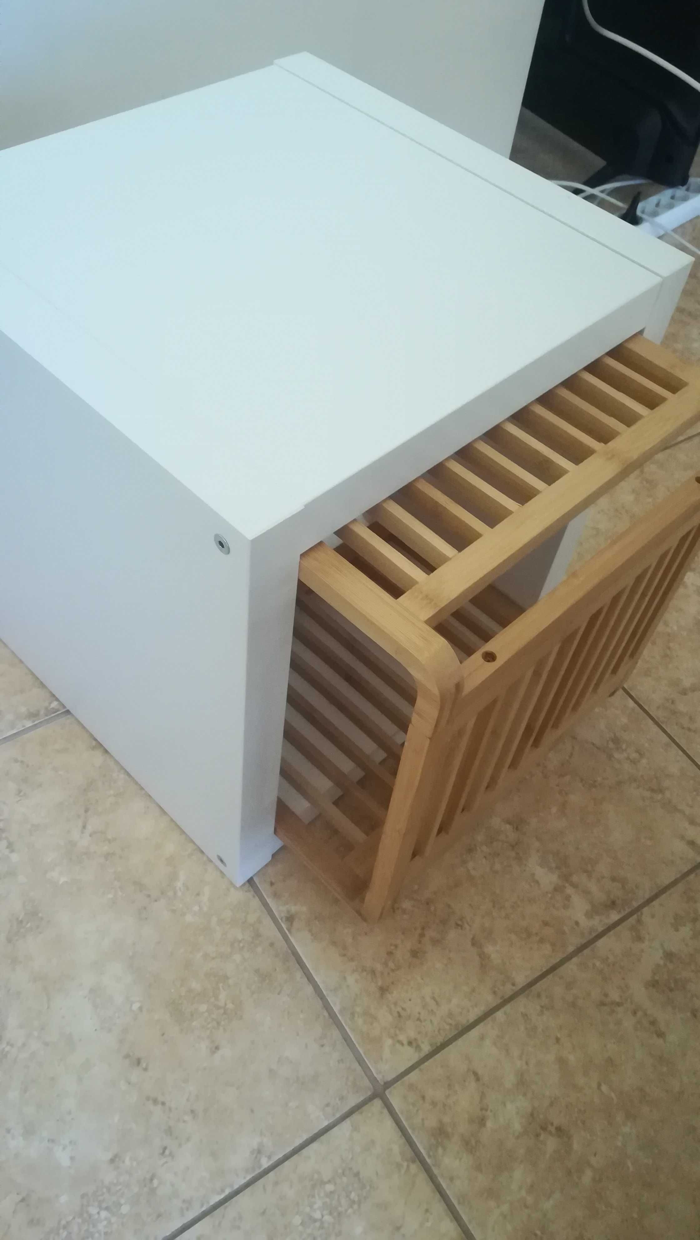 Mesa de apoio constituída por dois elementos branco /bamboo.