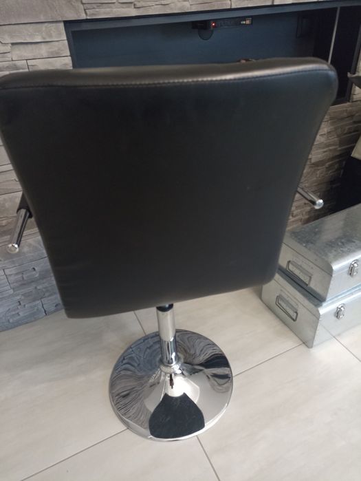 Krzesło czarne obrotowe pikowane ekoskóra