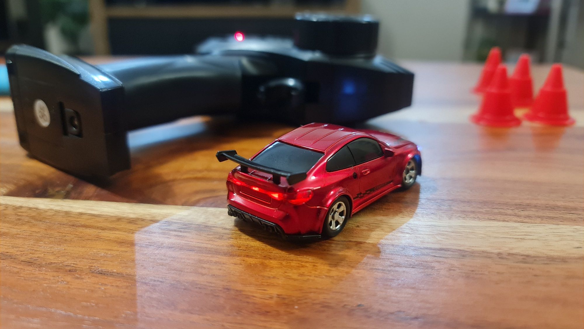 Samochód zdalnie sterowany Drifter w skali 1:64 z etui i pachołkami