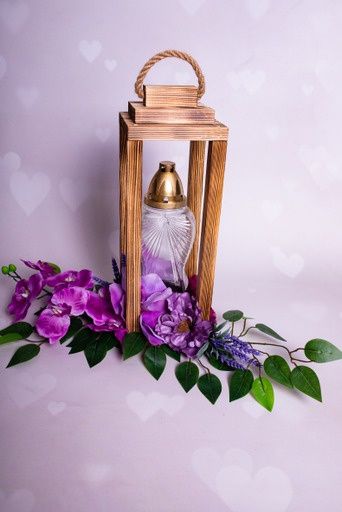 Lampion z kwiatami i zniczem