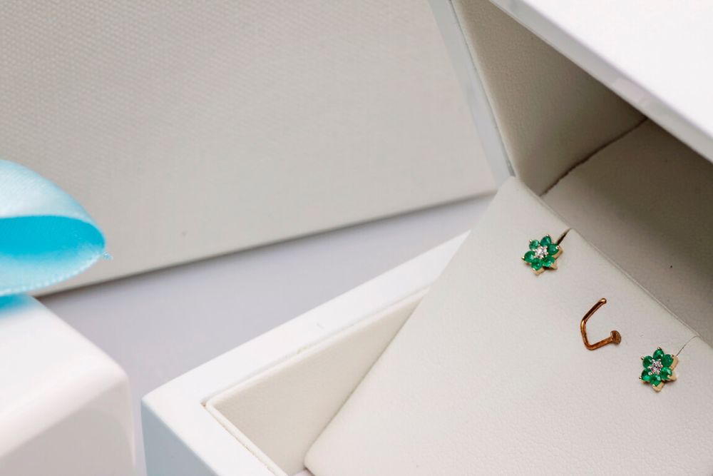 złote kolczyki staviori z diamentem