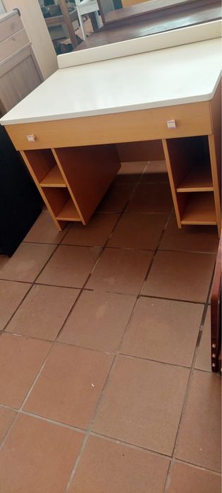 Secretaria em madeira e branco