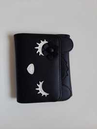 Czarny portfel z motywem kotka
