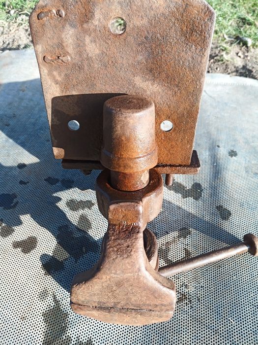 Тіски ковальські