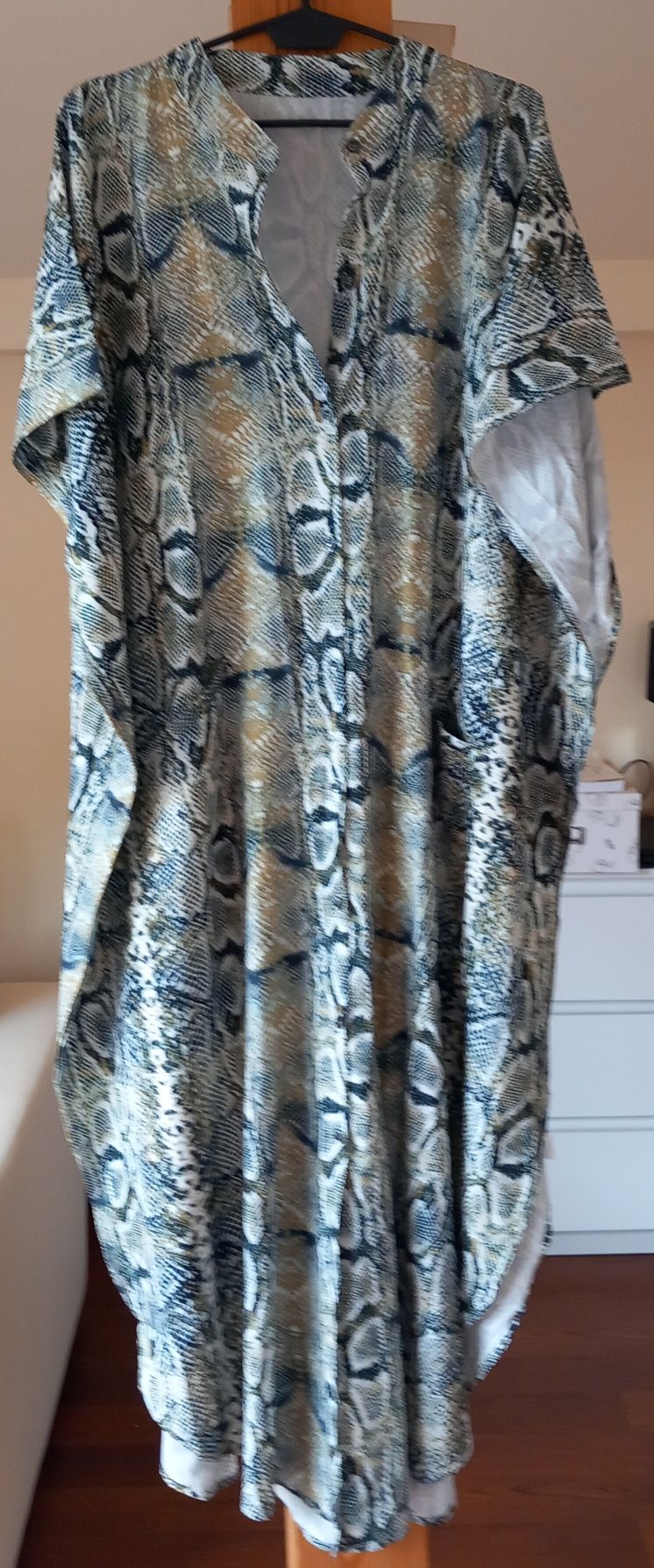 Luźna sukienka z kieszeniami fason oversize