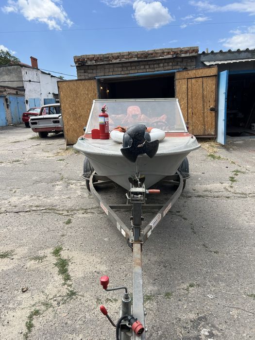 Катер Крым ,мотор Меркури ,лафет.