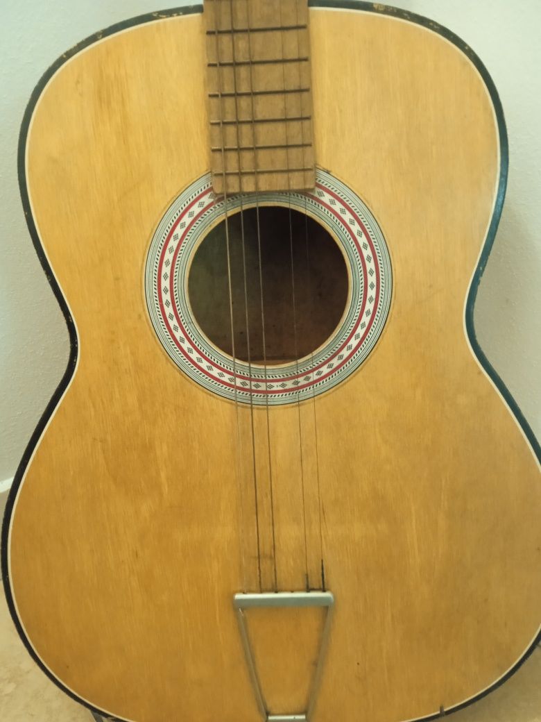 Stara duża gitara