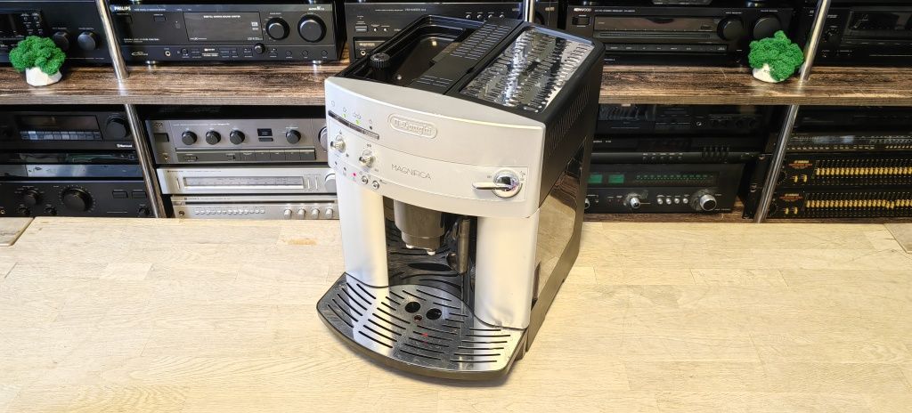 Кавова машина Delonghi Magnifica