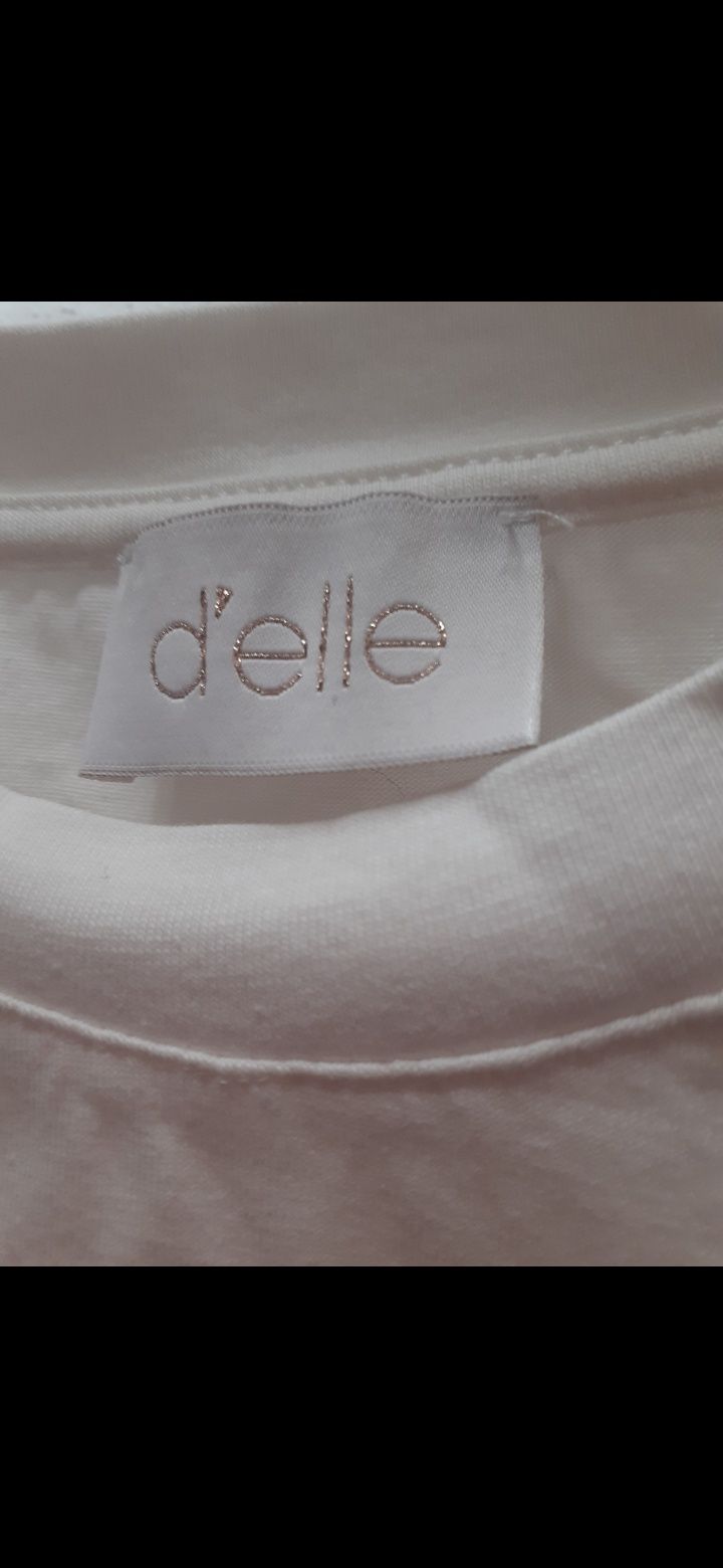 Blusa branca com mangas em tule. Elegante