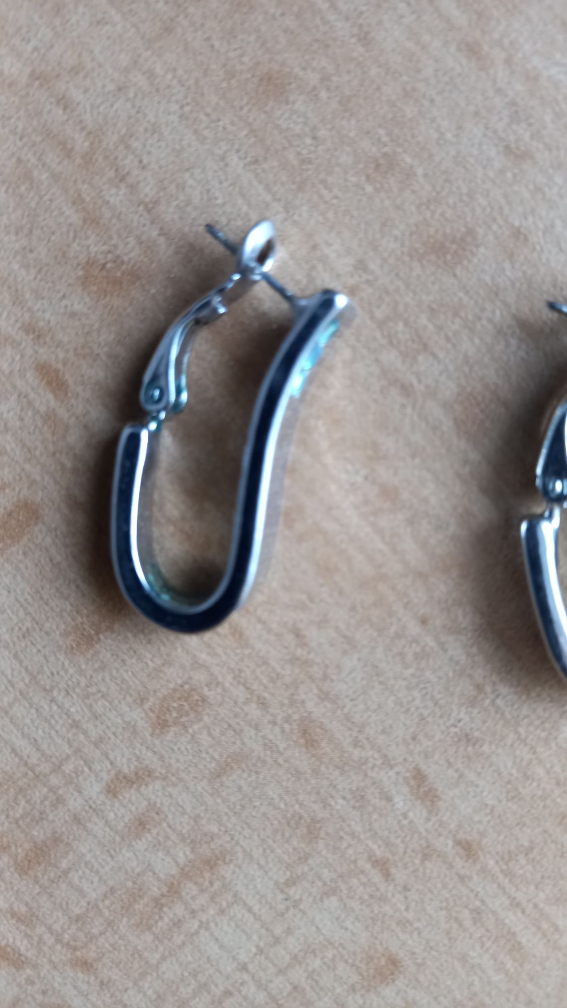 Серьги из белого металла, покрытые лаком, с камешками