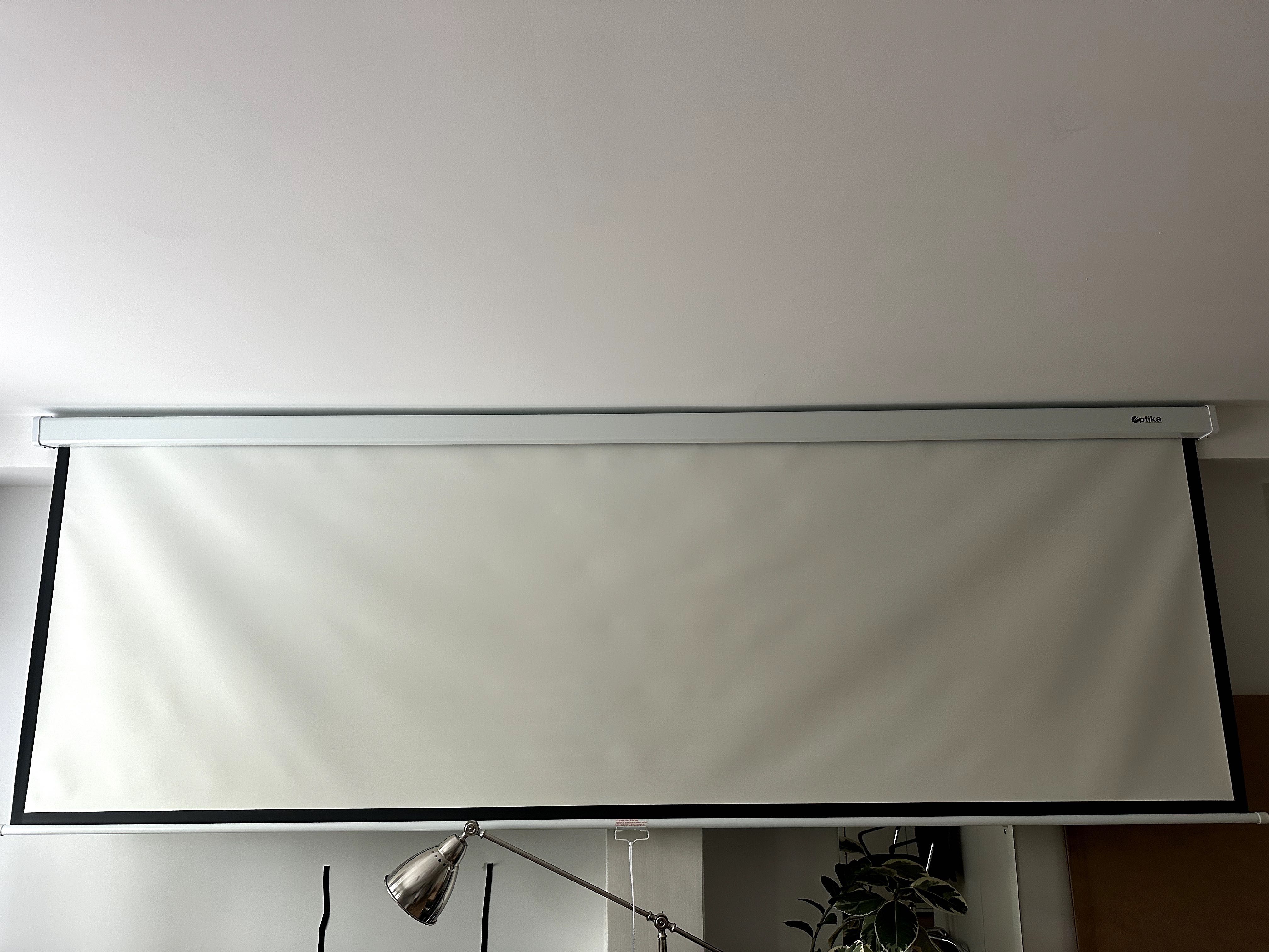 Projektor DLP Ricoh o rozdzielczości 1920 x 1080 + ekran Optika 110"