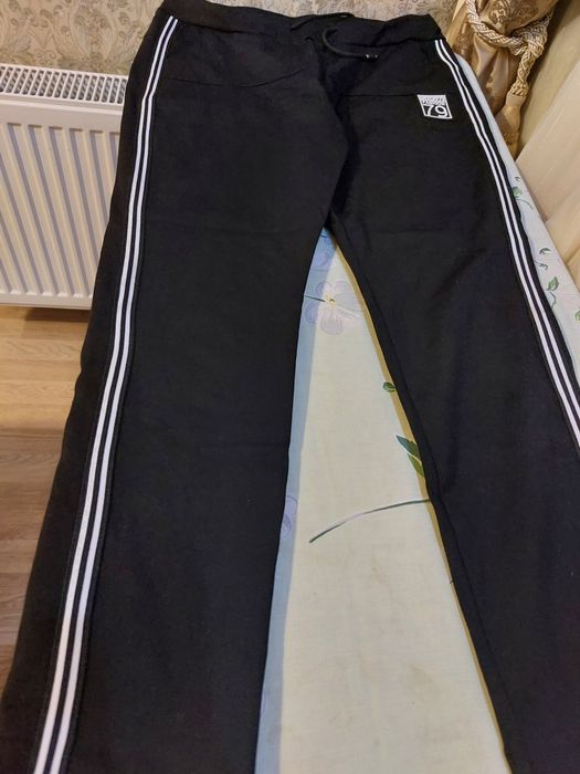 Комлект: свитшот( двунитка) и штани з лампасами на резинці.