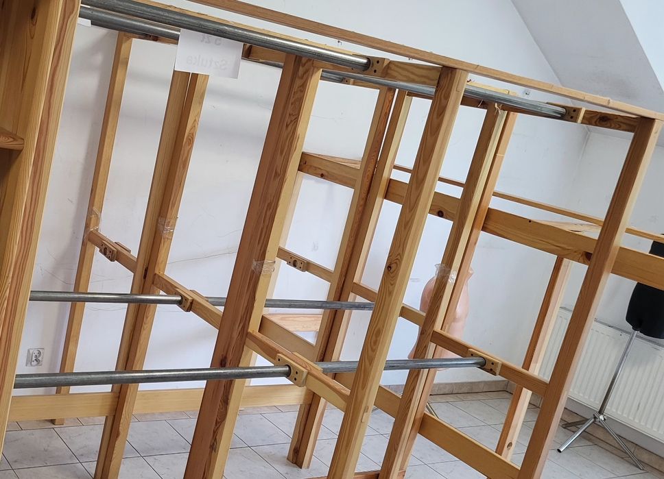 Stojak drewniany z rurka metalowa na ubrania