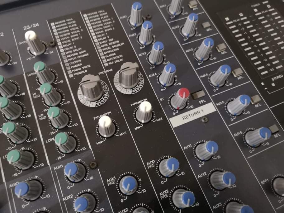 Mesa YAMAHA 24 canais como nova