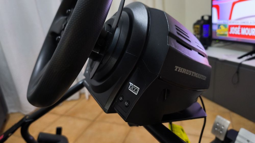 Volante Trustmaster T300 com banco GTline