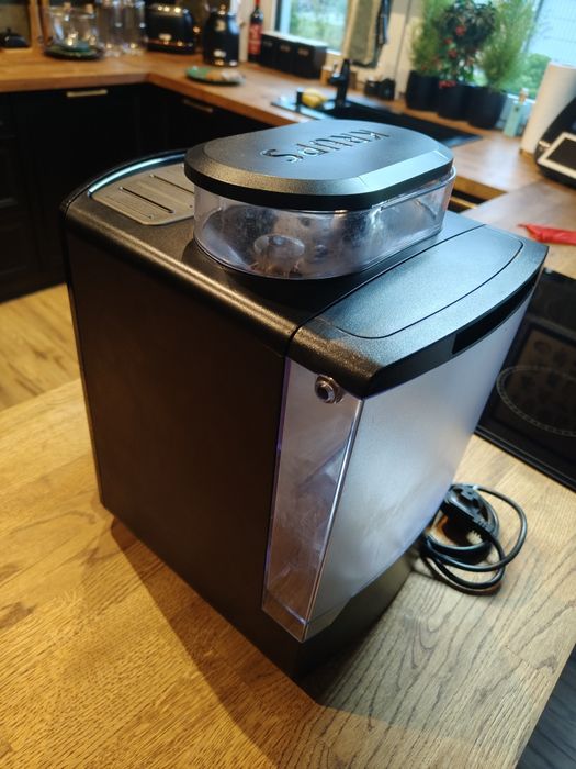 Ekspres Krups Essential EA8108 w kolorze czarnym