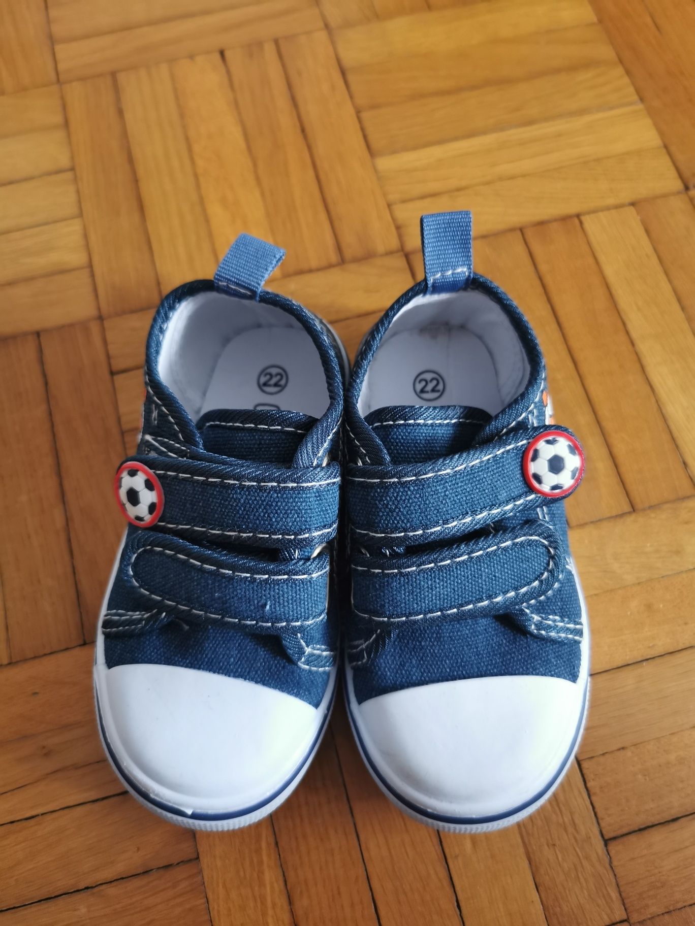 Buty, trampki dziecięce r.22