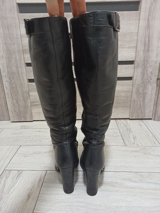 Продам зимові шкіряні сапожки.