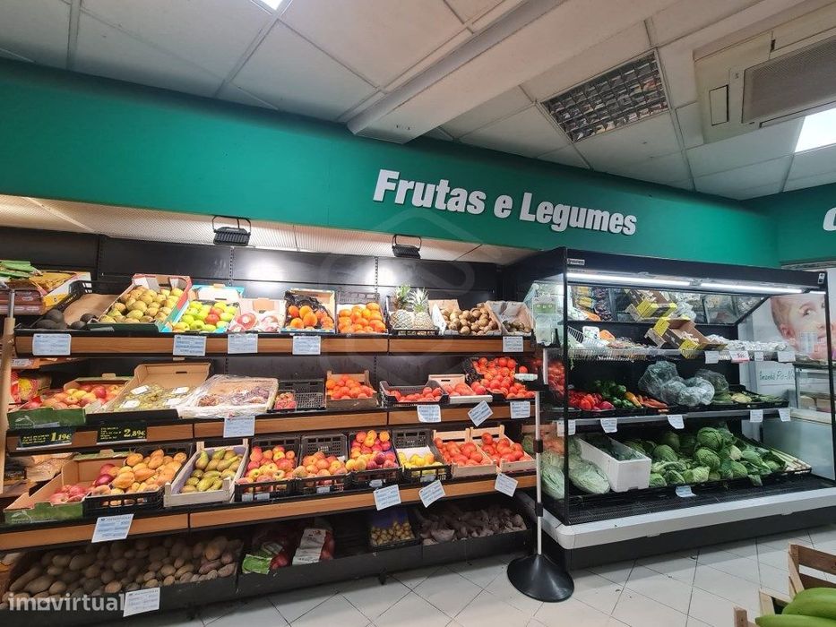 Loja em pleno funcionamento + moradia em zona central de Quarteira,...