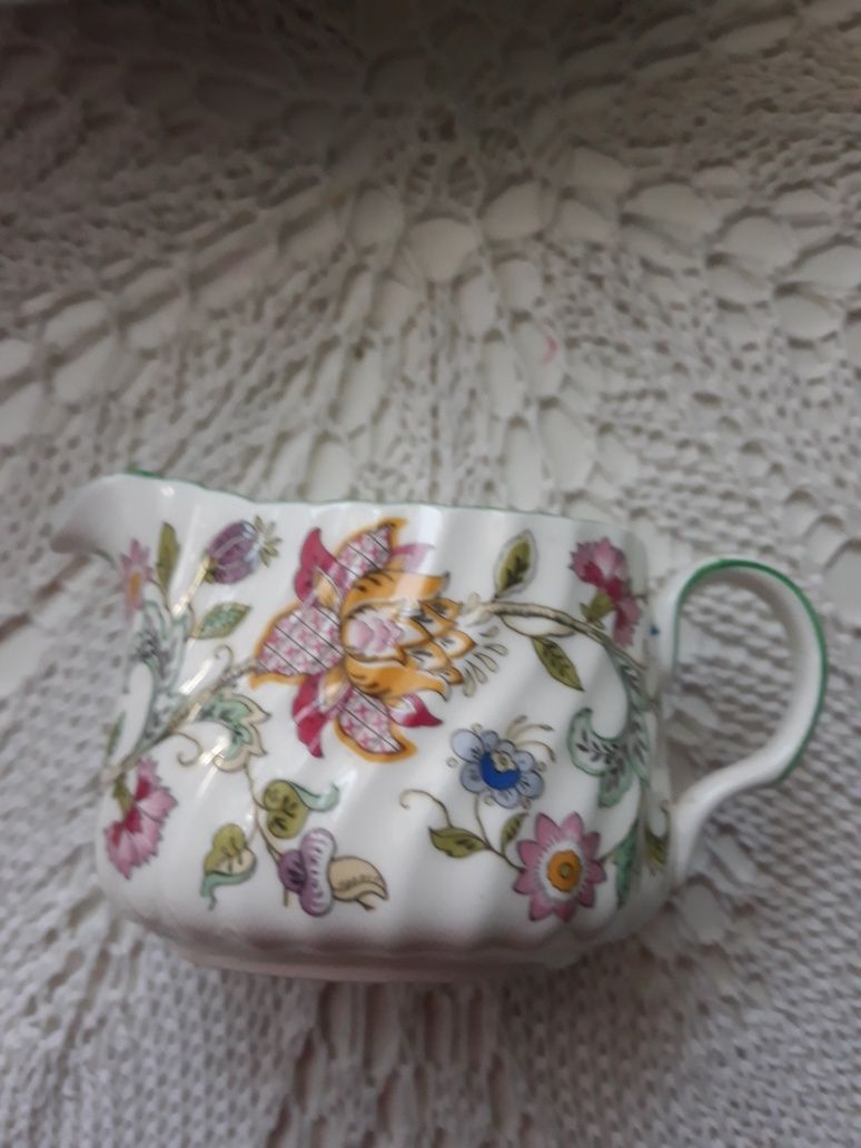 Mlecznik Minton z serii Haddon Hall porcelana kostna