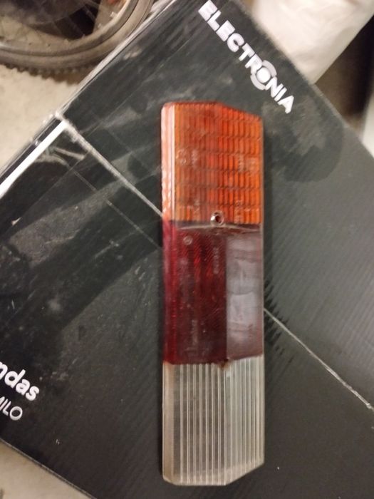 Farol traseiro de camionete