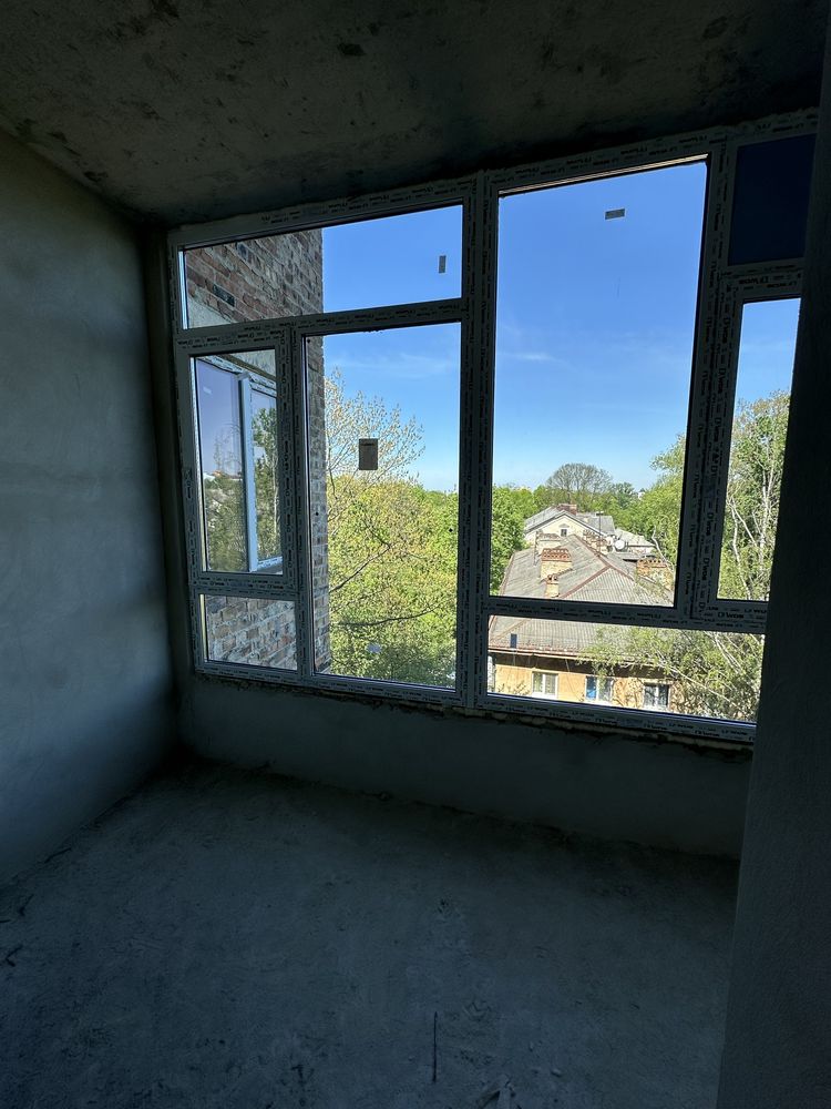 Продам 1 км велику квартиру біля Парку та озера