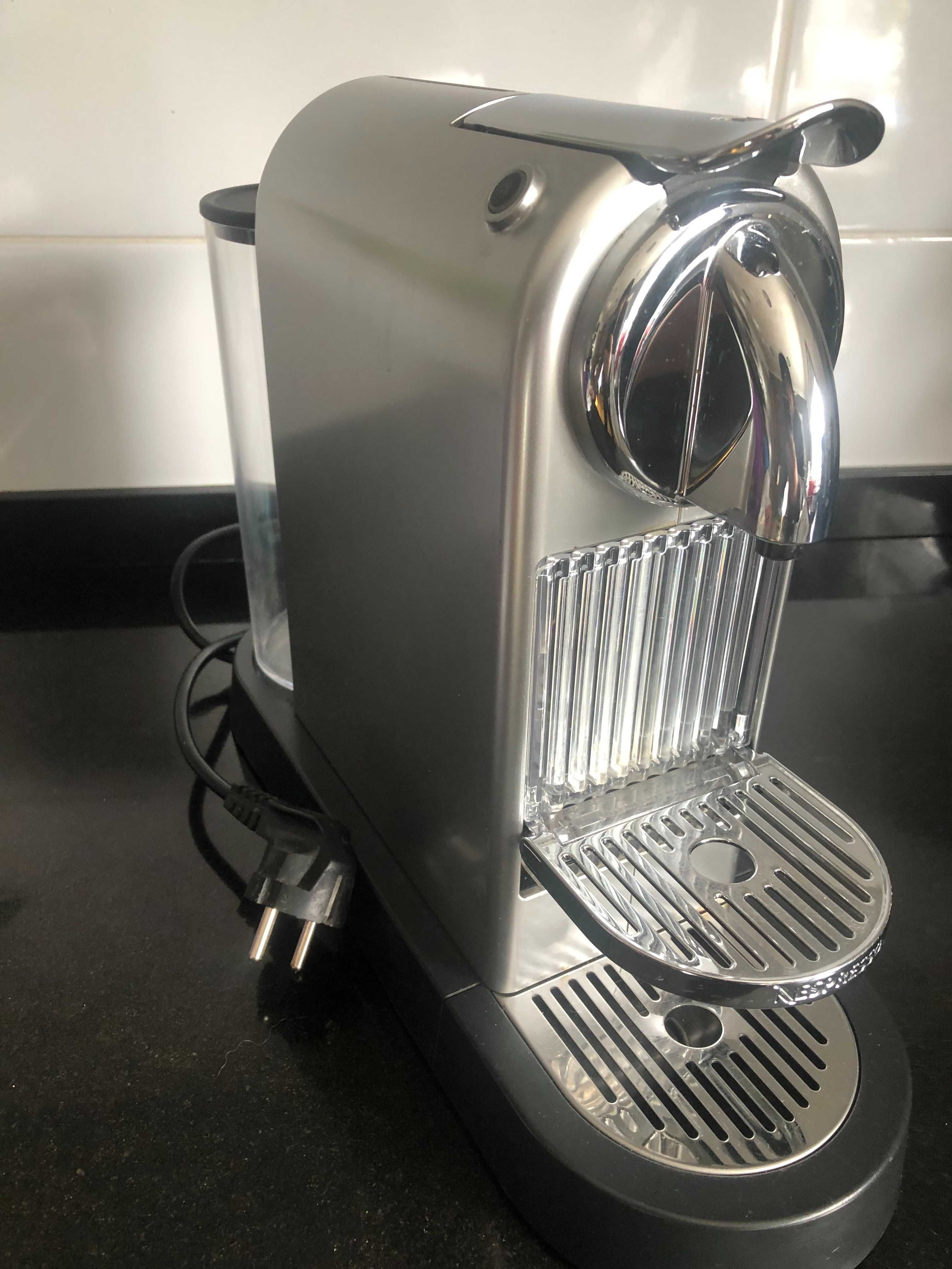 Máquina de café Nespresso D110 para reparação ou peças