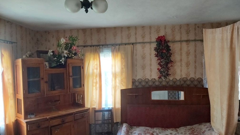 Будинок у ліса, блакитні озера.