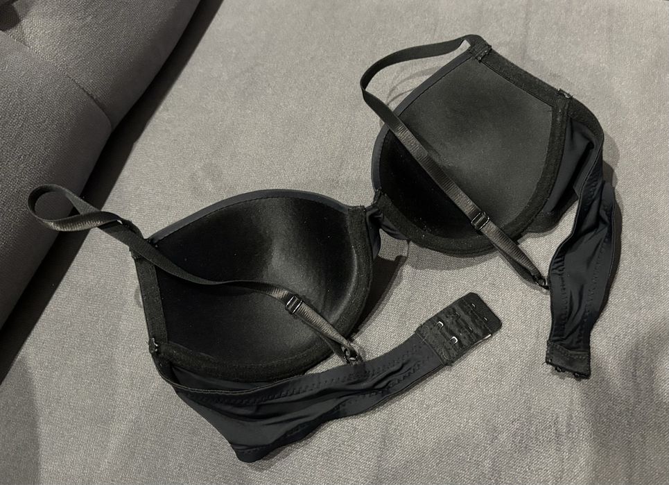 Sinsay klasyczny czarny biustonosz 75C