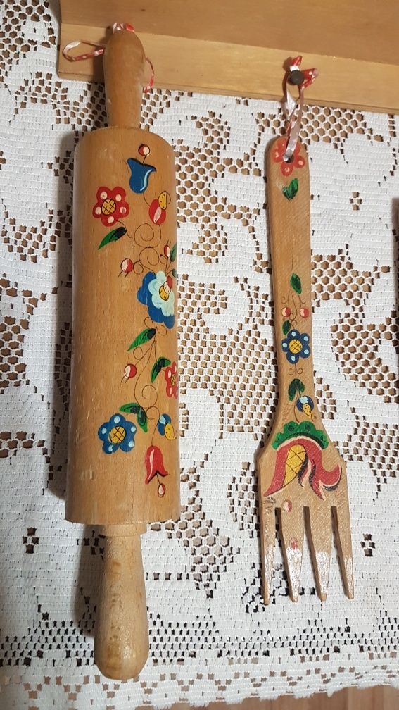 Drewniane ręcznie wykonane przedmioty kuchenne z półką z PRL -Cepelia