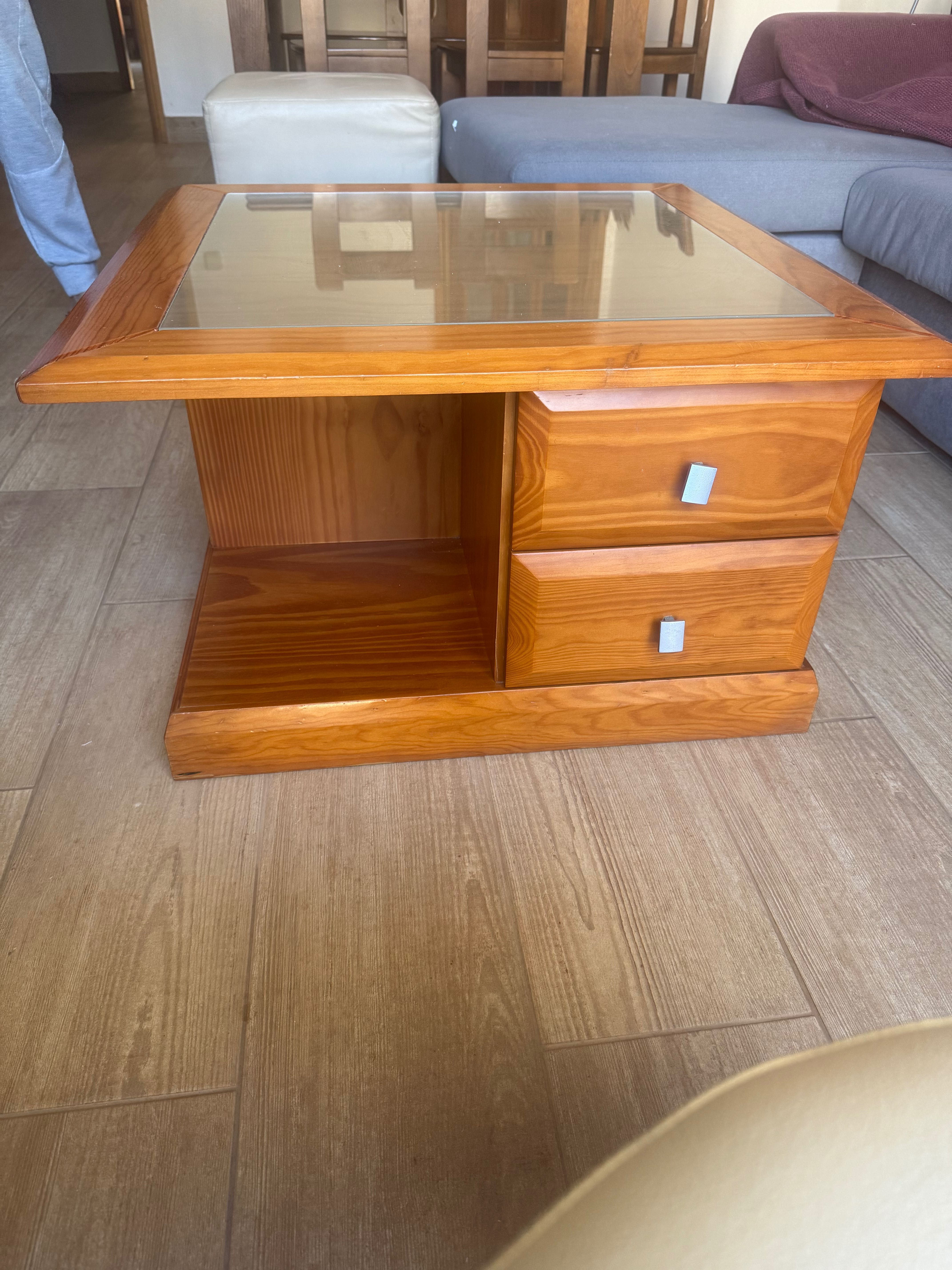 Mesa de centro em Madeira