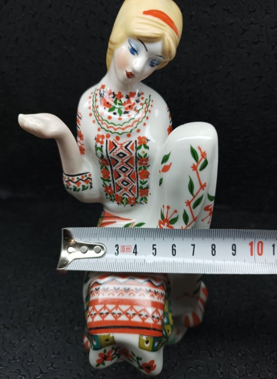 figurka porcelanowa „hafciarz”.Ukraina,Kijow