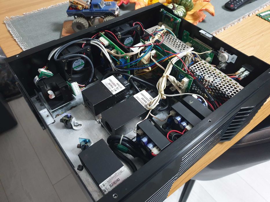 Laserworld CS-1500RGB Laser dyskotekowy DPSS aircooled DMX512 ILDA