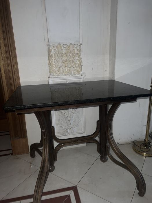 stół z prostokątnym blatem