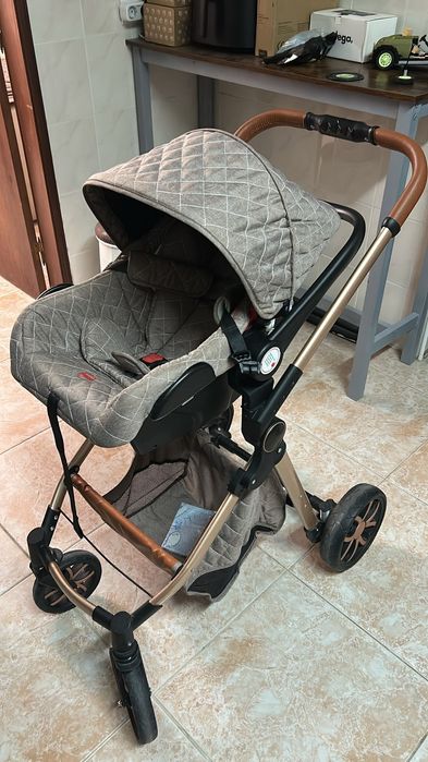 Carrinho de bebê e ovinho e sacola de maternidade