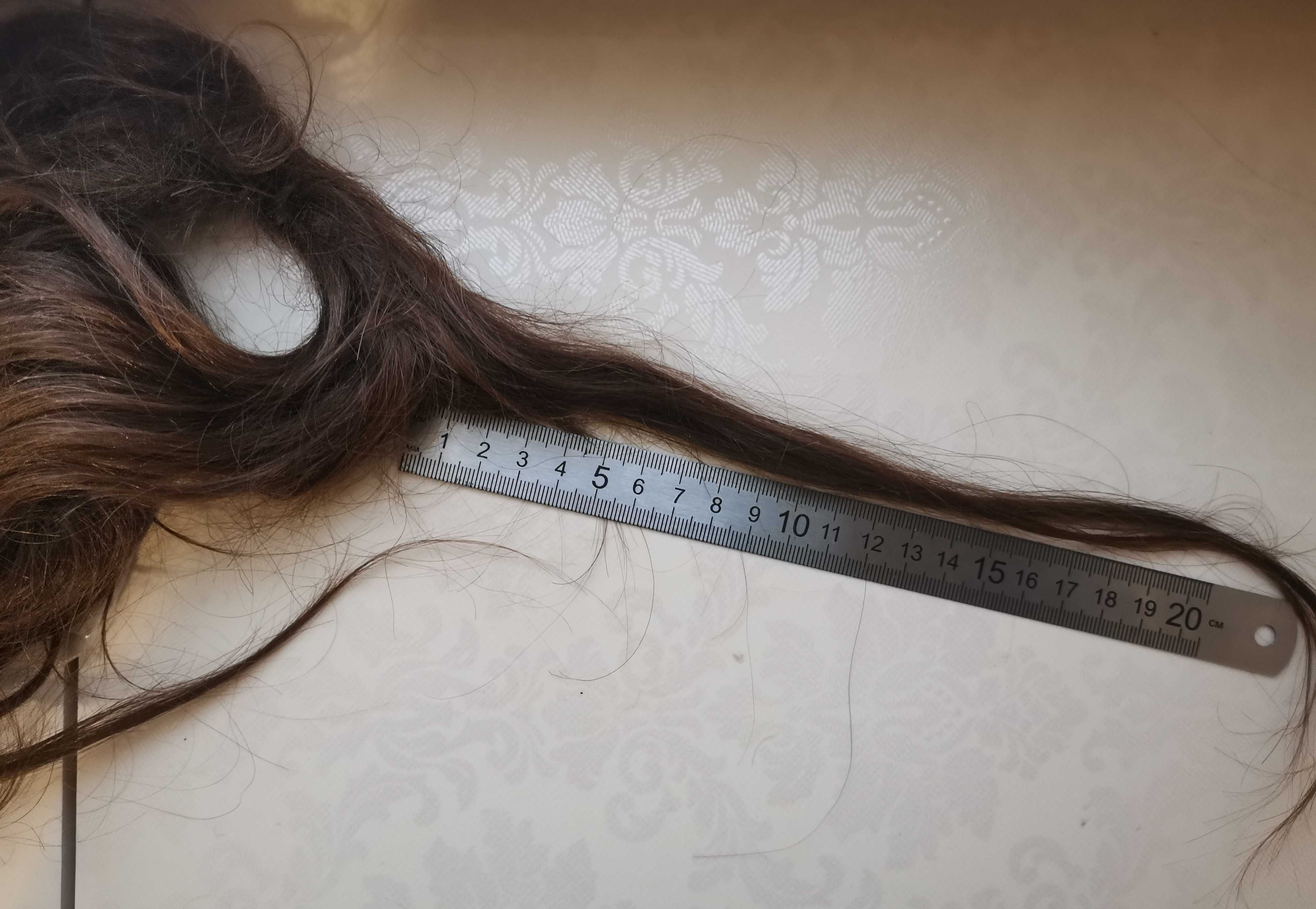 Волосся русяве жіноче від 15 до 30 см.