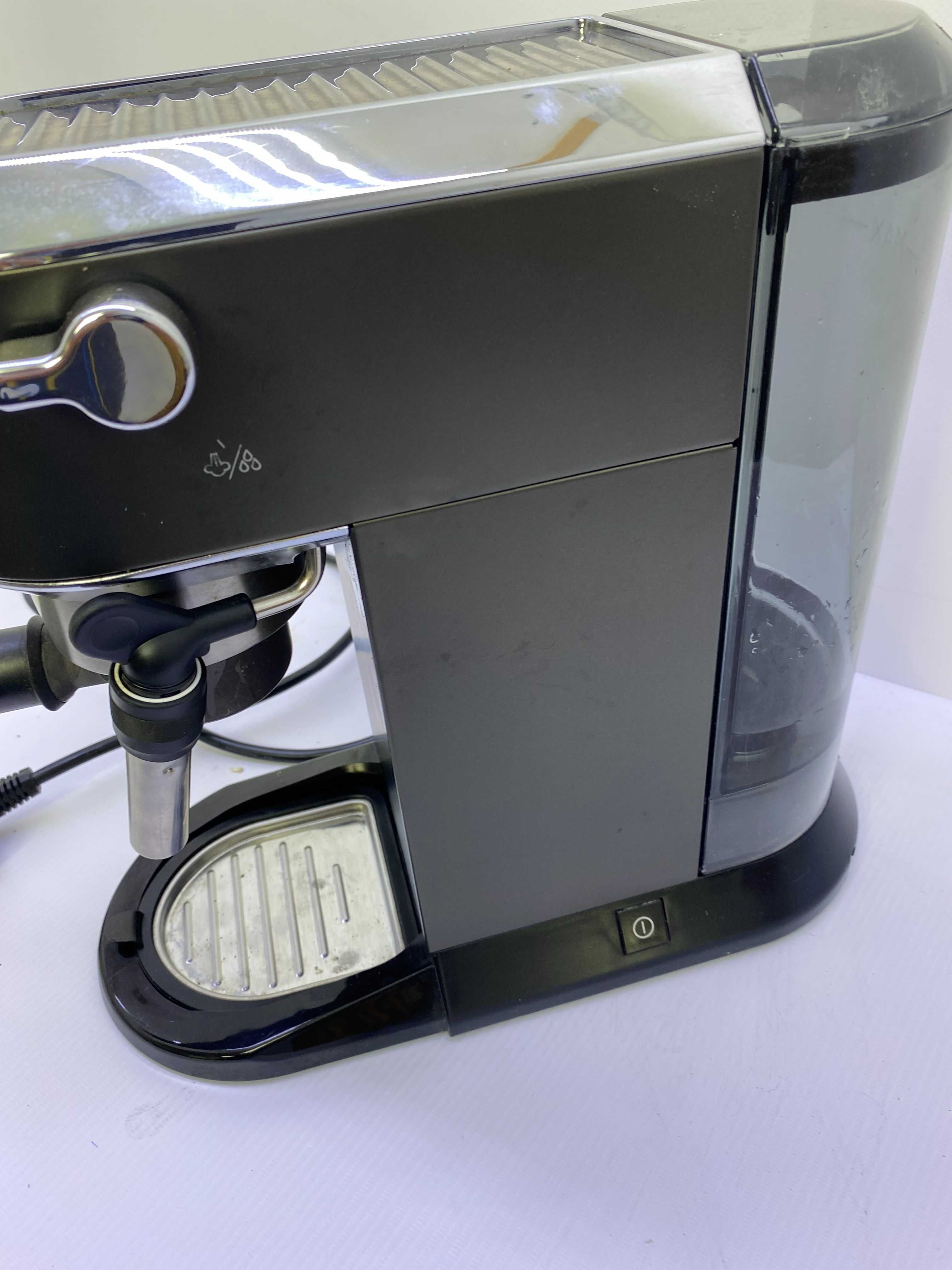 Kolbowy ekspres ciśnieniowy De'Longhi EC 685.BK 1350 W czarny