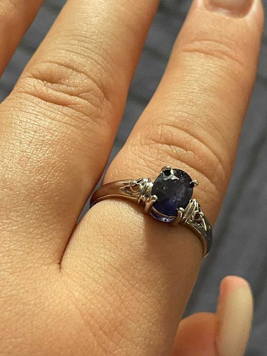 Серебряное кольцо с синим сапфиром. Размер 18 и больше