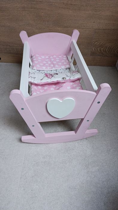 Drewniana kołyska dla lalek