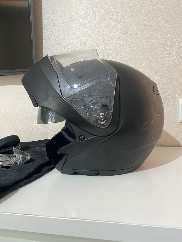 Capacete preto com acessorios