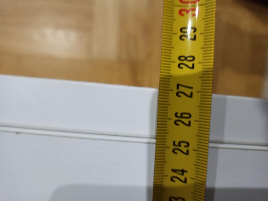 Biała szafka wisząca