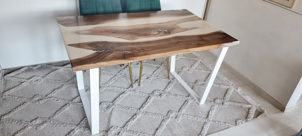 Nietuzinkowy stół drewniany żywica epoksydowa 135x85