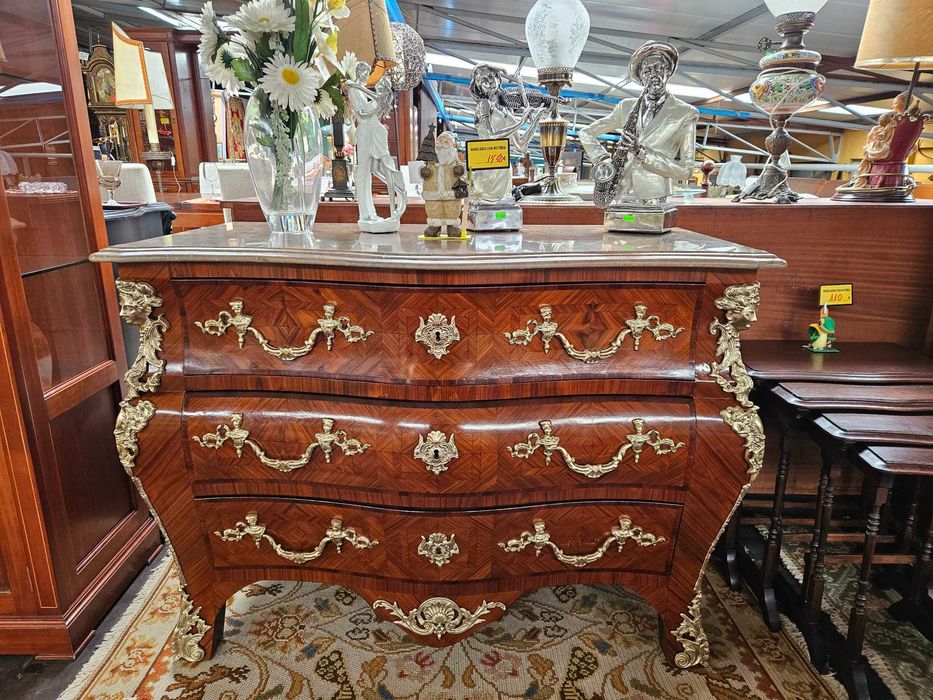 Imponente cómoda antiga estilo Luis XV - Restaurada