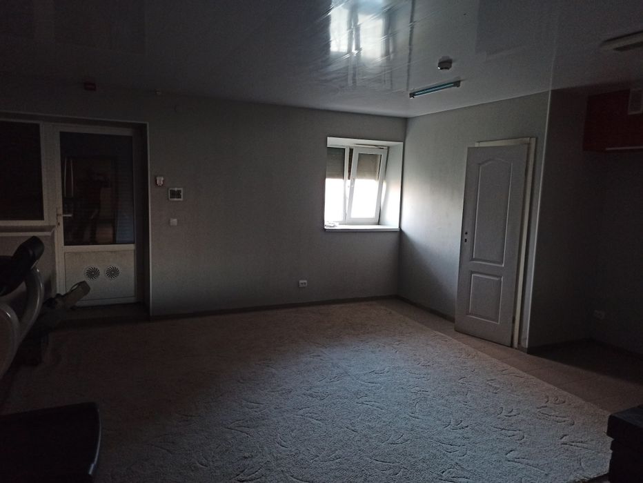 Продається комерційне приміщення .